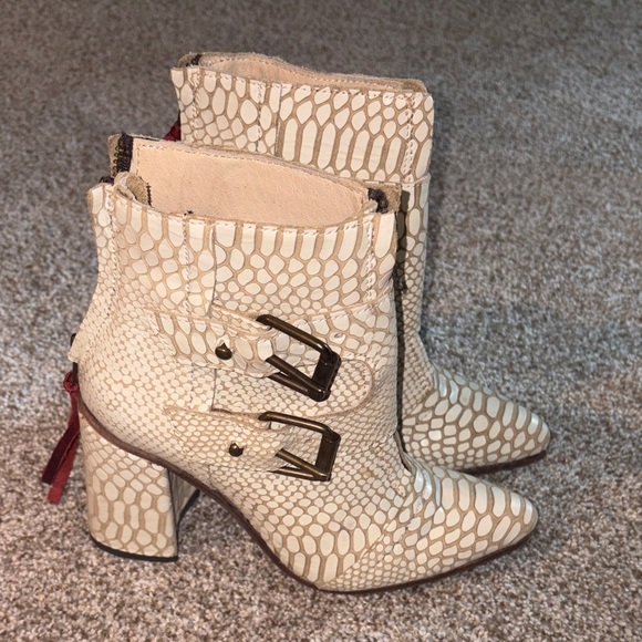 FREEBIRD 6 Joey block heel Stylish Cream Ankle Boots - Picture 1 of 6